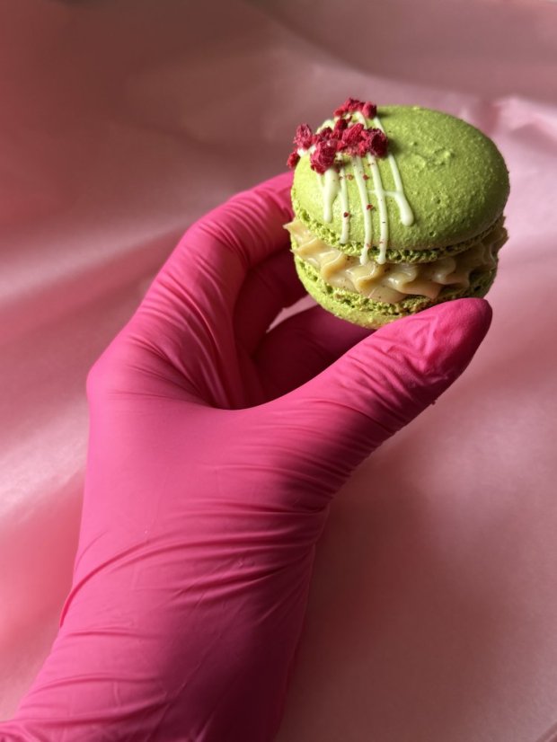 Pistáciová makronka s malinovým confi