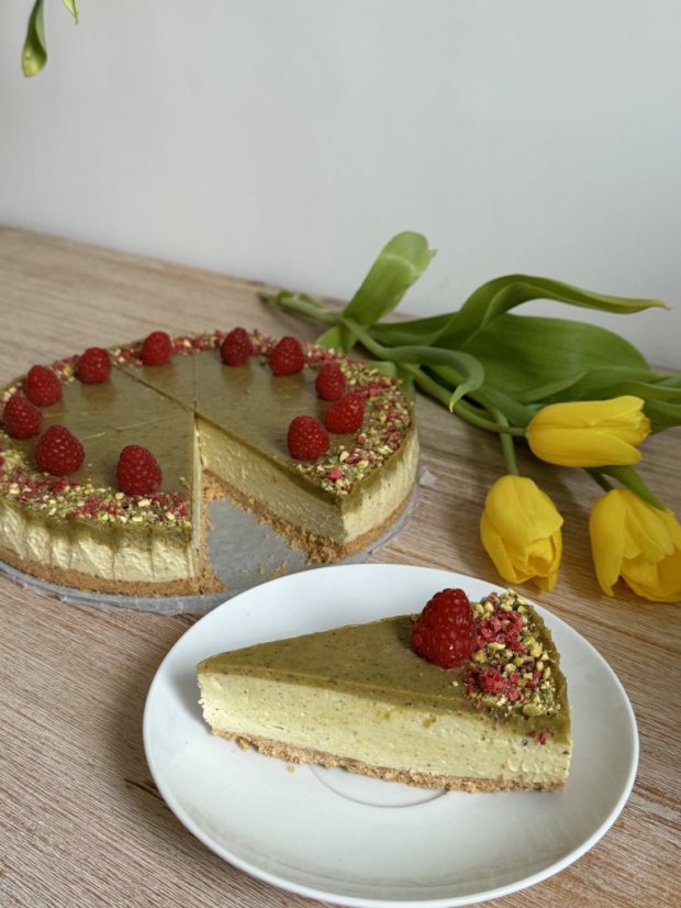 Pistáciový cheesecake s bílou čokoládou a malinami