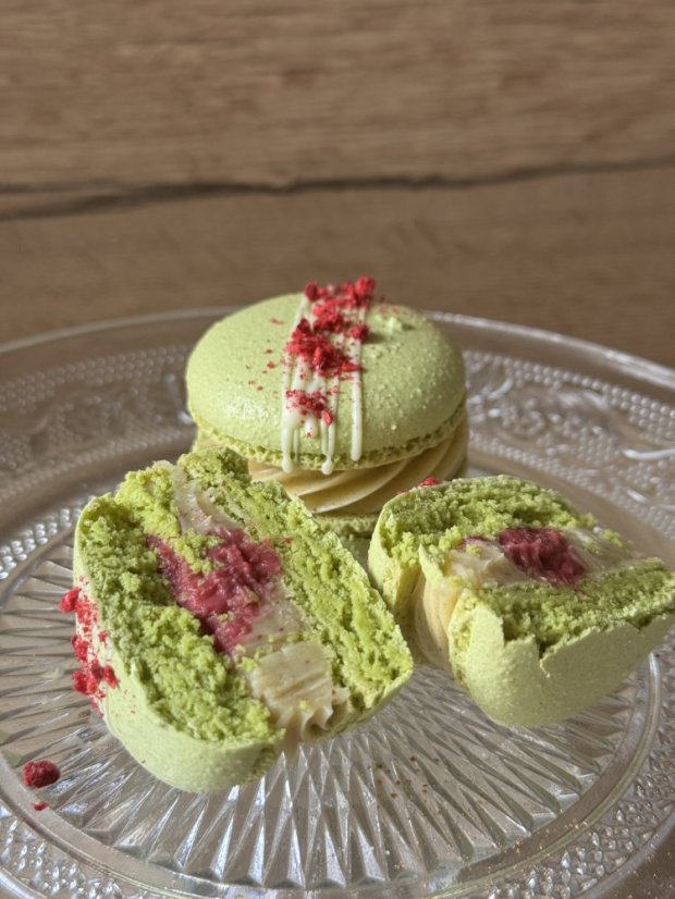 Pistáciová makronka s malinovým confi